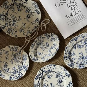 Ensemble d'assiettes à dîner en céramique imprimé floral <span class=keywords><strong>bleu</strong></span> européen <span class=keywords><strong>Assiette</strong></span> de décoration de table en porcelaine bleue et blanche <span class=keywords><strong>vintage</strong></span> pour événement de mariage - Product Image 3