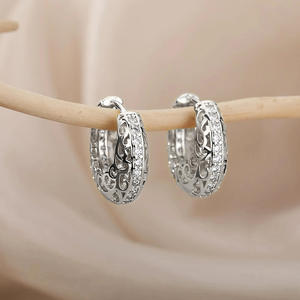 Boucles d'oreilles créoles de luxe en or massif 18 carats avec sertissage de strass en cristal pour femme, à porter au quotidien - Product Image 4