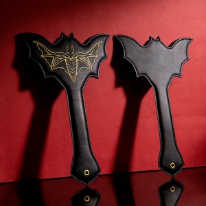 Pagaie de fessée en cuir BDSM avec motif de masque de chauve-souris, outil d'entraînement à la domination et à la soumission, jouet de plaisir interactif pour adultes - Product Image 1
