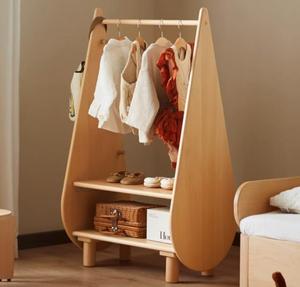Chevalet multifonctionnel pour enfants: porte-manteau en bois, tableau noir, tableau blanc magnétique et porte-livres - Product Image 4