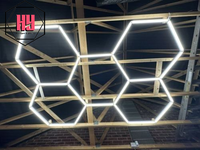 2024 nouveau fabricant de conception éclairage de garage de voiture conçu sur mesure pour la lumière LED hexagonale de l'atelier de voiture