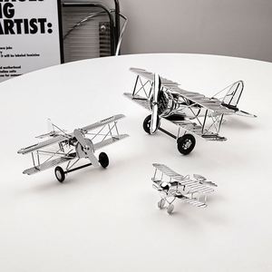 Ornements d'avion en fer en gros, mini-modèles de biplans planeurs plaqués argent, accessoires photo, objets décoratifs pour la maison et le bureau - Product Image 4