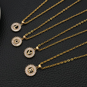 Colgante de Halo con Inicial de Zirconia Baguette, Medallón Redondo de 15x21mm en Tono Dorado con Anilla para Creación de Joyas con Nombre - Product Image 1