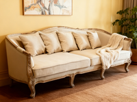 Canapé trois places de style vintage français, structure en bois massif sculpté avec revêtement en lin beige