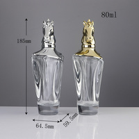 Flacon de parfum en verre transparent de haute qualité de 80 ml, forme d'étoile concave à quatre branches, bouchon en forme de cheval, impression sérigraphique, boîte cadeau