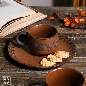 Tasse à café et soucoupe en céramique vintage style américain avec dentelle, motif relief - Product Image 2