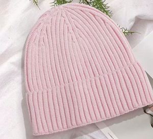 Gorro de punto versátil y moderno para hombre, de otoño-invierno, nuevo, con letras de alfabeto, cálido, de felpa, tipo beanie, con característica de tela común en stock. - Product Image 2