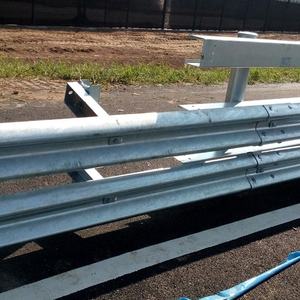 Barrière de sécurité économique en acier galvanisé à deux poutres, offrant un excellent rapport qualité-prix, une grande durabilité et une étanchéité. - Product Image 2