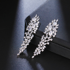 Vente en gros de nouvelles boucles d'oreilles de fiançailles tendance pour femmes bijoux de boucles d'oreilles en cristal blanc pour la mariée - Product Image 4