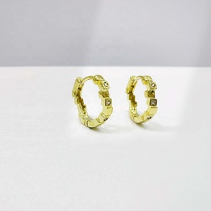 Precio al por mayor: Pendientes de aro de plata 925 con oro rosa, facetados, elegantes, coreanos, sencillos, modernos y únicos. - Product Image 3