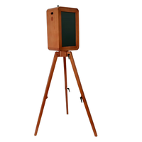 Photomaton vintage en bois avec écran tactile intégré, caméra et trépied en bois robuste pour les événements de mariage