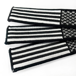 Porte-clés brodé personnalisé noir style sport avec logo lettre brodée, idéal comme cadeau promotionnel - Product Image 4
