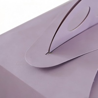 Boîtes en papier kraft plates sur mesure en violet romantique avec poignées découpées, conçues pour l'emballage de petits cadeaux tels que des bijoux