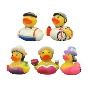 Nouveau design, canards en caoutchouc multicolores de 3 pouces, jouets flottants en vinyle jaune, cadeaux de bain en gros pour anniversaires et fêtes - Product Image 1