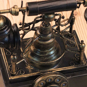 Téléphone rétro en métal artisanal, modèle de téléphone ancien en fer décoratif vintage pour la décoration de bar - Product Image 4