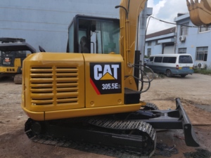 Mini-excavatrice sur chenilles Caterpillar CAT 305.5E2 d'occasion, 5,5 tonnes, petite pelle sur chenilles en caoutchouc, faible nombre d'heures, certifiée EPA CE, pour travaux agricoles et aménagement paysager - Product Image 1