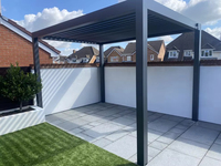 Pergola en aluminium motorisée ONEALU pour terrasse extérieure, toit à lamelles imperméable et résistant au vent, système réglable sur mesure