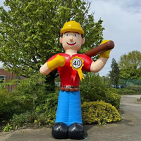 Belle poupée gonflable bricoleur joyeux a un casque de construction, un marteau, des outils pour la maison, l'entreprise ou l'emplacement de la fête