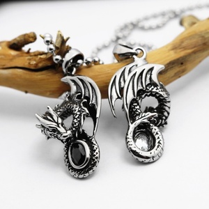 Collar con Colgante de Dragón de Acero Inoxidable 316 con Diamantes, Collar con Colgante de Dragón Imponente, Joyería Masculina al por Mayor - Product Image 1