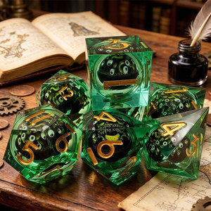 Juego de dados de resina de 7 piezas con borde afilado, núcleo líquido esmeralda, ojos de monstruo Cthulhu multiojos y números dorados para juegos de rol de mesa DnD - Product Image 2