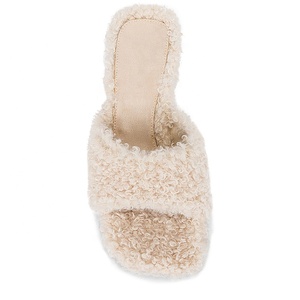 Ciabatte da Donna Comode con <span class=keywords><strong>Tacco</strong></span> <span class=keywords><strong>Medio</strong></span>-Basso, <span class=keywords><strong>Sandali</strong></span> con Punta Quadrata e Pelliccia Ricciola alla Moda - Product Image 5