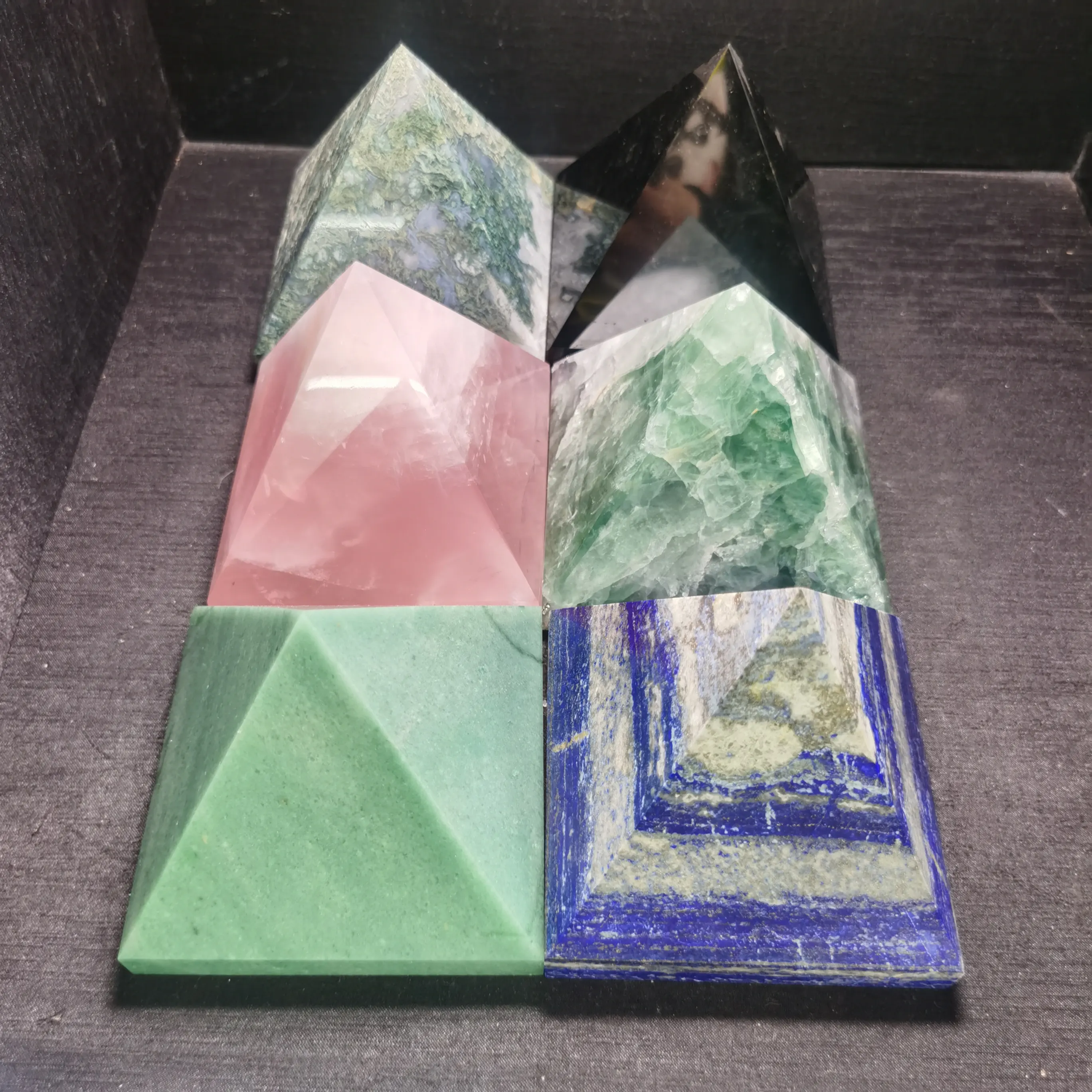 Vente en gros de matériaux mixtes pyramide de cristal obsidienne polie pyramides de cristal d'egypte sculptées pour la guérison Reiki