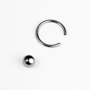 Anillo de titanio G23 con bola cautiva F136 BCR |   Joyas Multiusos para Perforaciones de Nariz, Labios y Orejas |   Joyería Corporal Hipoalergénica de Titanio - Product Image 3