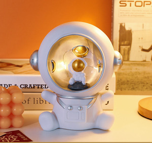 Yaratıcı çocuk astronot reçine el sanatları küçük masa lambası ve kumbara ev dekorasyon - Product Image 3
