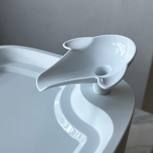 2.4l <span class=keywords><strong>Pet</strong></span> Drinking Dispenser para Gato e Cachorro Pequeno Beber Tigela com Filtro Gato Branco Fonte De Água Logotipo Personalizado Preço de Fábrica - Product Image 3