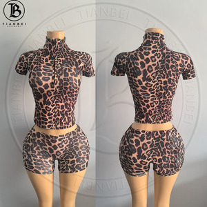 Set Loungewear <span class=keywords><strong>Donna</strong></span> 2026 Stampa Leopardata Personalizzabile con LOGO, Fascia per Capelli, Maglia Raglan <span class=keywords><strong>e</strong></span> <span class=keywords><strong>Pantaloncini</strong></span> Aderenti - Set Yoga 3 Pezzi per <span class=keywords><strong>Donna</strong></span> - Product Image 2