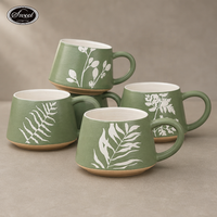 Tasse en céramique faite à la main avec motif de branches de baies de sauge blanches et vertes personnalisable SWT, avec fond en argile