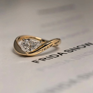 แหวนแฟชั่นทองคำแท้ 14K ดีไซน์ใหม่ รับรองโดย IGI เพชรทรงลูกแพร์ 1 กะรัต เพชรเพาะเลี้ยง สีขาว D น้ำหนัก 3.2 กรัม แหวนหมั้น - Product Image 2