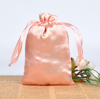 Sac en satin noir de luxe personnalisé avec cordon de serrage, sac anti-poussière pour extensions de cheveux avec impression de logo, sac en satin