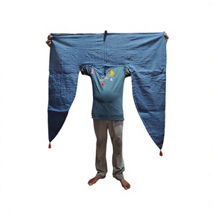 Rideau suspendu en patchwork bleu fait main avec pompons pour la décoration de porte ou de fenêtre, cadeau pour elle - Product Image 1
