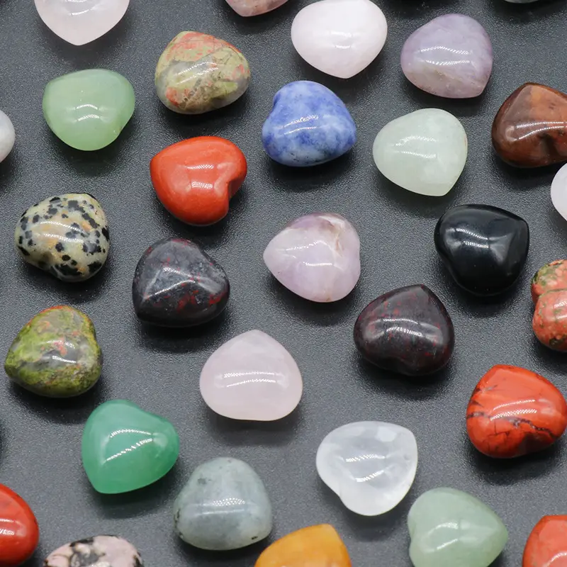 O coração em forma de pedra natural de gema são vendidos em grandes quantidade de coração de cristal