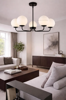 Lustre linéaire Sputnik moderne du milieu du siècle, élégant, à 5 lumières, en laiton, avec abat-jour en verre givré, luminaire suspendu au plafond