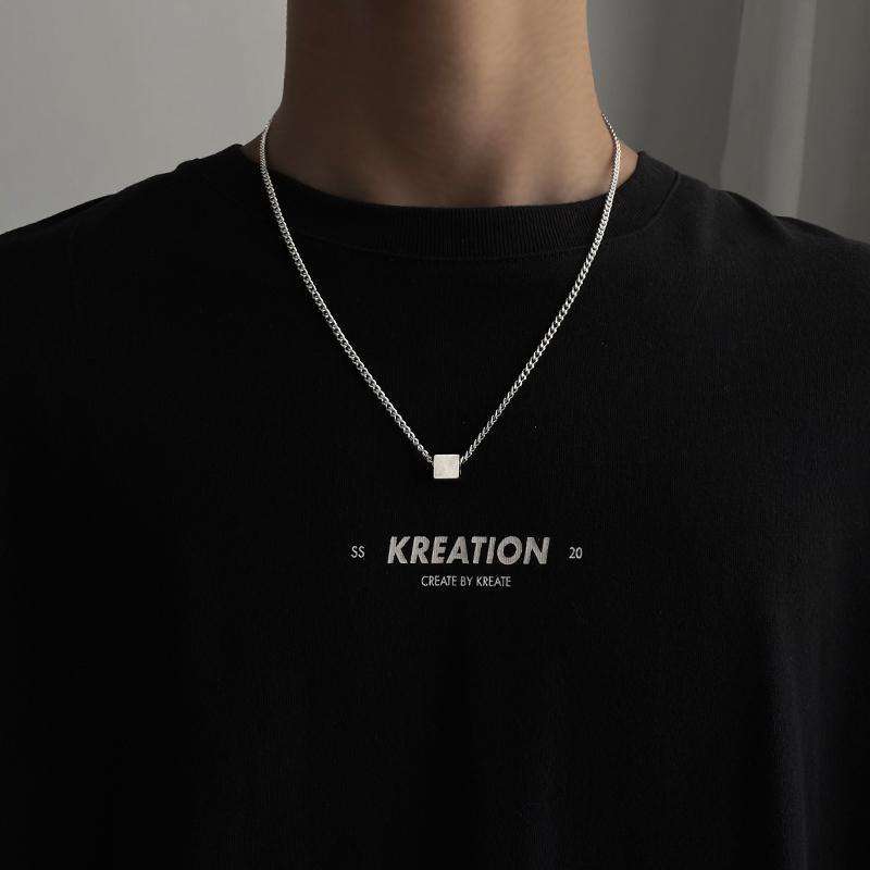 สร้อยคอไทเทเนียมสี่เหลี่ยมสีเหล็ก