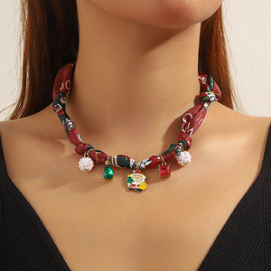 Collar de Seda Suave y Transpirable con Múltiples Dijes, Diseño Exclusivo, Estilo Dopamina, Tendencia en Joyería para Minoristas de Boutiques en Línea - Product Image 4