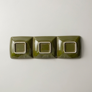 Vente en gros de nouvelle couleur japonaise en porcelaine résistante à la rupture à 3 <span class=keywords><strong>compartiments</strong></span> contenant des sauces <span class=keywords><strong>assiette</strong></span> en céramique verte à <span class=keywords><strong>trois</strong></span> treillis - Product Image 5