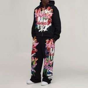 Sweat-shirt à capuche entièrement imprimé avec des graffitis noirs, pantalon de survêtement à jambes droites, ensemble de survêtement personnalisé pour homme en deux pièces - Product Image 1