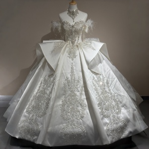 Robe de mariée de bal longue en satin ivoire Xs327 Regal, style moderne, avec appliques de plumes et cristaux, franges, ailes origami et péplum - Product Image 6