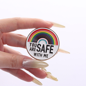 Vous êtes en sécurité avec moi épingles en émail amour et fierté arc-en-ciel broches vêtements revers Badge LGBT bijoux cadeau pour Gays lesbiennes - Product Image 4