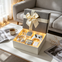 Boîte cadeau gris crème avec ruban satiné pour mini-boîte d'écouteurs, de contrôleurs et de casques blancs, ensemble technologique, café, vente en gros