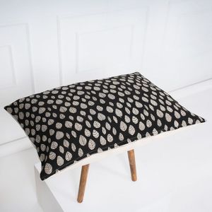 <span class=keywords><strong>Housse</strong></span> <span class=keywords><strong>de</strong></span> <span class=keywords><strong>coussin</strong></span> style ferme à motifs imprimés, motif feuilles <span class=keywords><strong>noir</strong></span> <span class=keywords><strong>et</strong></span> blanc, <span class=keywords><strong>housse</strong></span> <span class=keywords><strong>de</strong></span> <span class=keywords><strong>coussin</strong></span> décorative, matériaux <span class=keywords><strong>et</strong></span> tailles personnalisables - Product Image 4