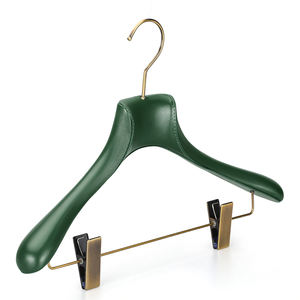 LINDON hoogwaardige op maat gemaakte luxe leren houten kleerhangers met fluwelen stang - Product Image 4