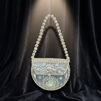 Pochette de soirée élégante en laiton vintage avec perles, demi-lune, bandoulière chaîne et fermeture à rabat scintillante pour fêtes et mariages – Tendance