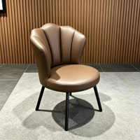 Chaise de salle à manger moderne en cuir à motif griffe de chat en forme de coquille, chaise d'appoint plissée en forme de pétale, chaise d'appoint à pieds en métal noir pour salle à manger et cuisine