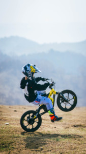 美国库存 OWAYEBIKE Ultimate 儿童赛车迷你电动自行车 36V 铝合金车架全避震液压碟刹和 2 速变速器 - Product Image 4