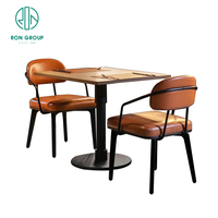 Ensembles de meubles de restaurant commercial luxueux Table en bois carrée coussin en cuir chaise en acier inoxydable pour café Bar hôtel utilisation