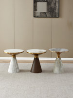 Table basse moderne minimaliste de luxe léger avec structure en acier inoxydable et plateau amovible aspect pierre pour chevet, salon ou côté canapé